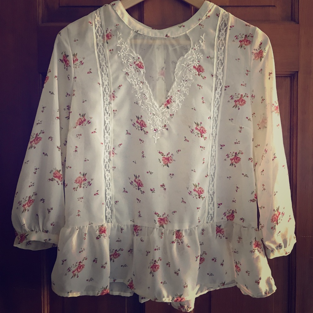 ❄️ Sheer button-up blouse